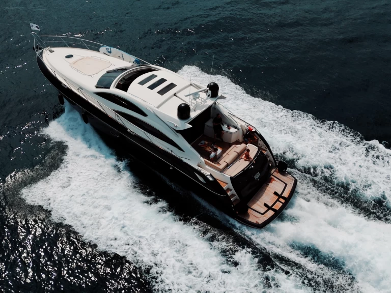 Noleggio Yacht di lusso Sunseeker con patente nautica