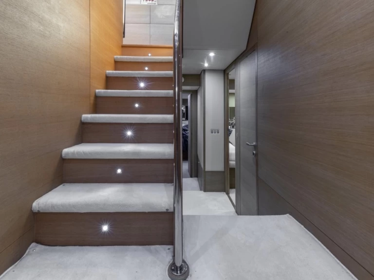 Noleggio Yacht di lusso Aicon con patente nautica