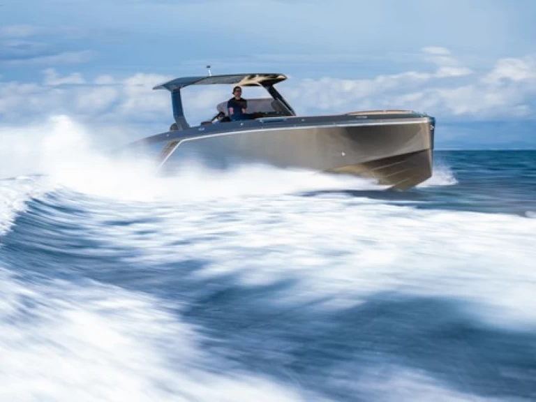 Barca a motore a noleggio a Portals Nous al miglior prezzo