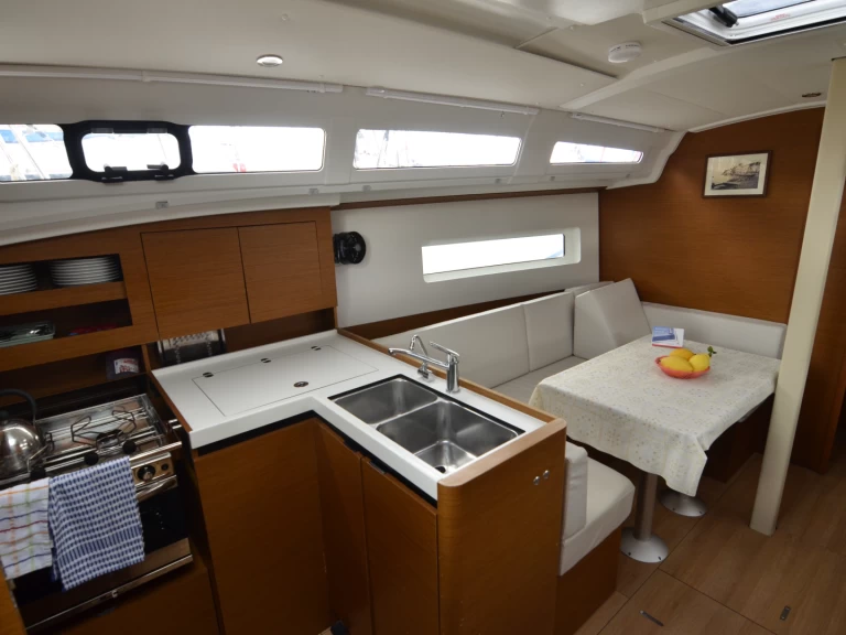 Noleggio barche Jeanneau Sun Odyssey 380 a Cannigione su Samboat