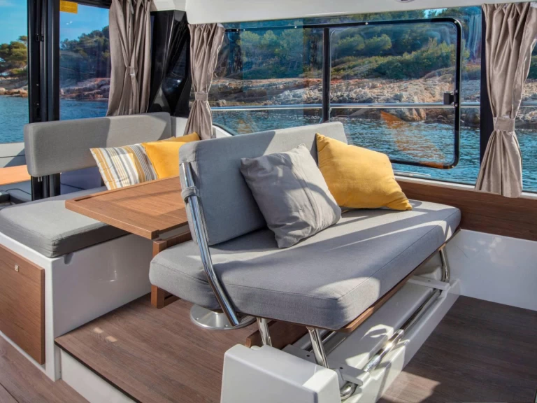 Barca a motore a noleggio a Phường Hiệp Bình Phước al miglior prezzo