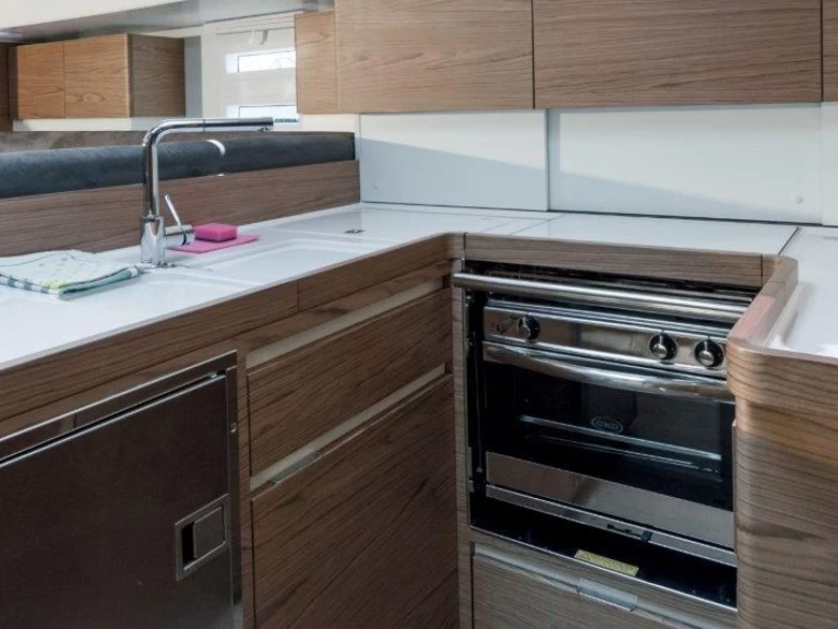 Noleggiare una Elan Impression 50 a Seget Donji