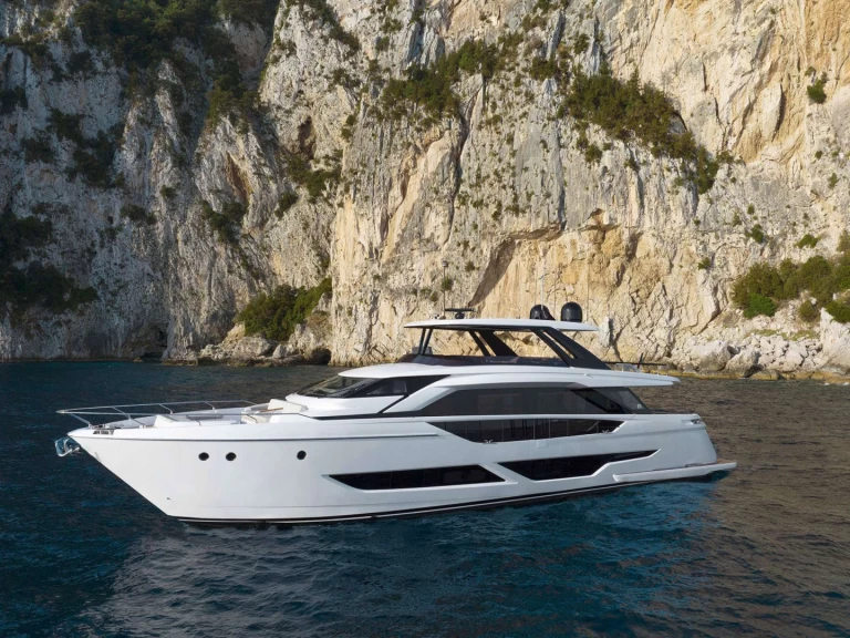 Noleggiare una Ferretti FAST a Brindisi