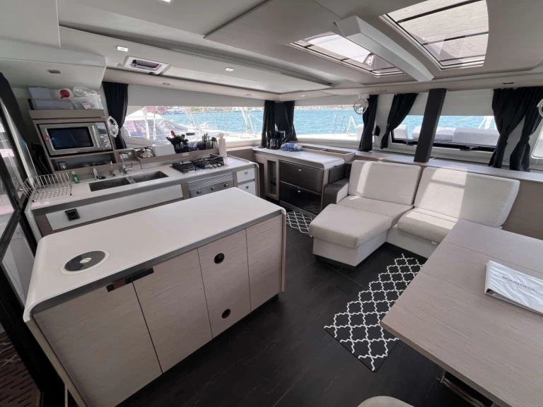Noleggio Yacht di lusso Fountaine Pajot con patente nautica