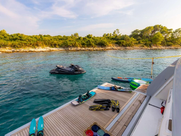 Noleggio barche Ferretti Morning Star a Kumbor su Samboat