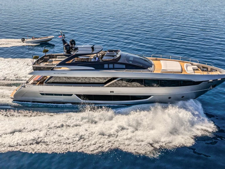 Noleggio Yacht di lusso Riva con patente nautica
