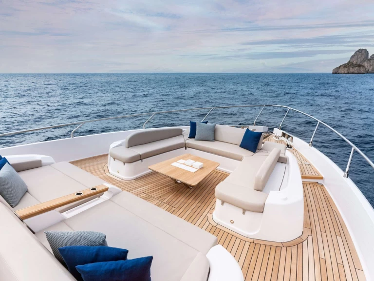 Noleggio Yacht di lusso Ferretti con patente nautica