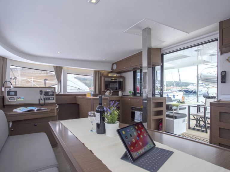 Noleggio Catamarano con o senza skipper Lagoon a Trogir