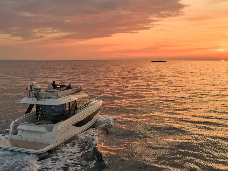Noleggio Yacht di lusso Prestige Yachts con patente nautica