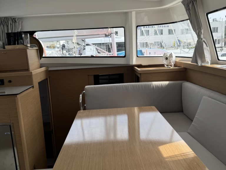 Catamarano a noleggio a Trogir al miglior prezzo