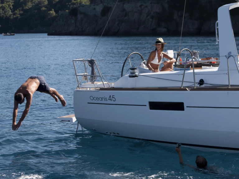 Noleggiare una Bénéteau Oceanis 45 a Ajaccio
