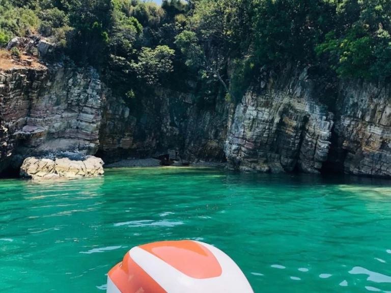 Barca a motore a noleggio a Santi Quaranta al miglior prezzo