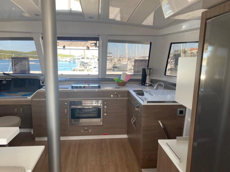 Noleggio Catamarano con o senza skipper Bali a Sebenico