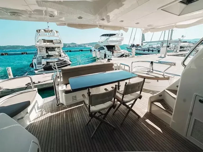 Noleggiare una Elegance Yachts Elegance 60 Fly a Drage