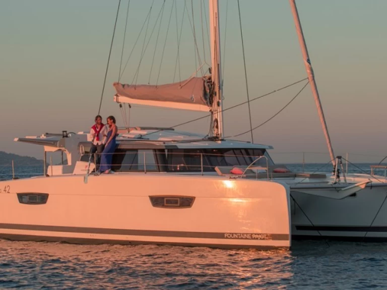 Noleggio Catamarano Fountaine Pajot con patente nautica