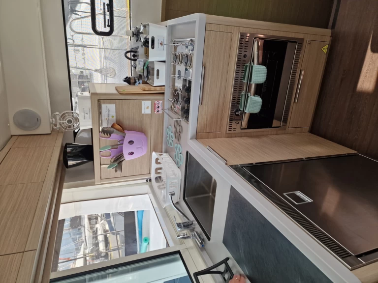 Catamarano a noleggio a Álimos al miglior prezzo