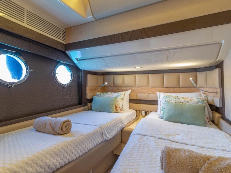 Noleggio Yacht di lusso Azimut con patente nautica