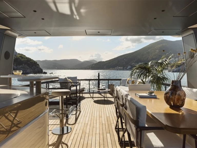 Noleggio Yacht di lusso Azimut con patente nautica