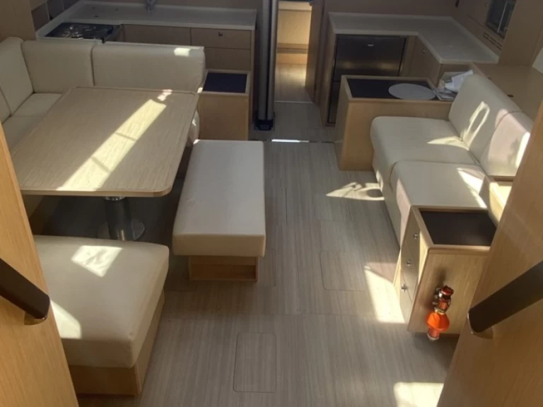 Noleggiare una Bavaria Bavaria C57 Style a Álimos