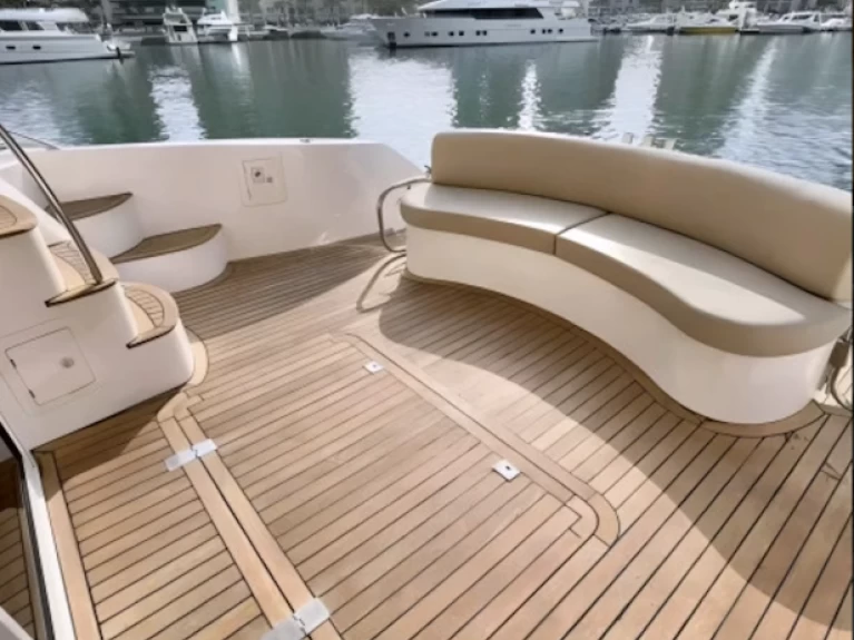 Noleggio Yacht di lusso con o senza skipper Majesty Yachts a Dubai Marina