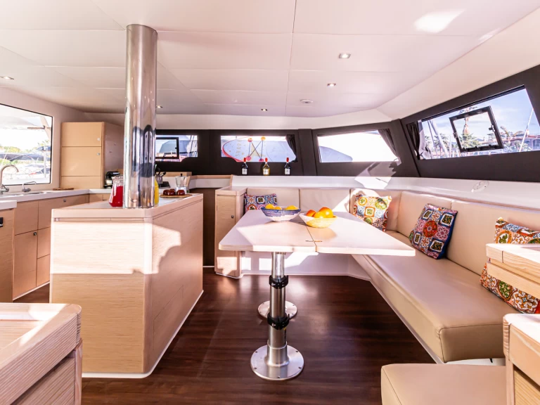 Noleggiare una Dufour Dufour Catamarans 48 Sail a Palermo