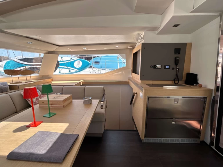 Noleggiare una Fountaine Pajot Elba 45 a Salerno