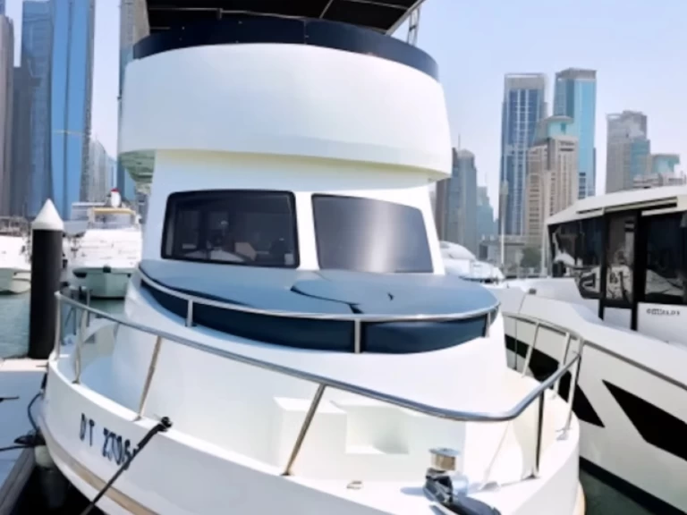 Noleggio barche Riviera 42  a Dubai Marina su Samboat