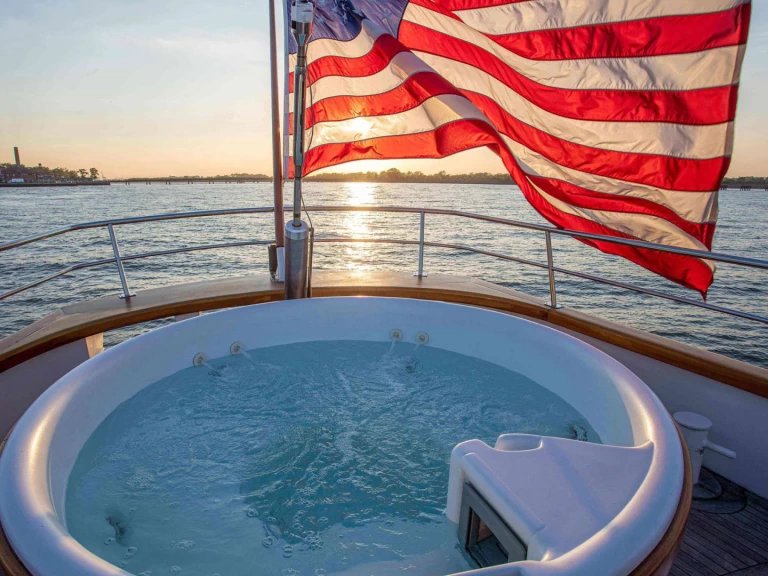 Noleggio Yacht di lusso Palmer Johnson con patente nautica