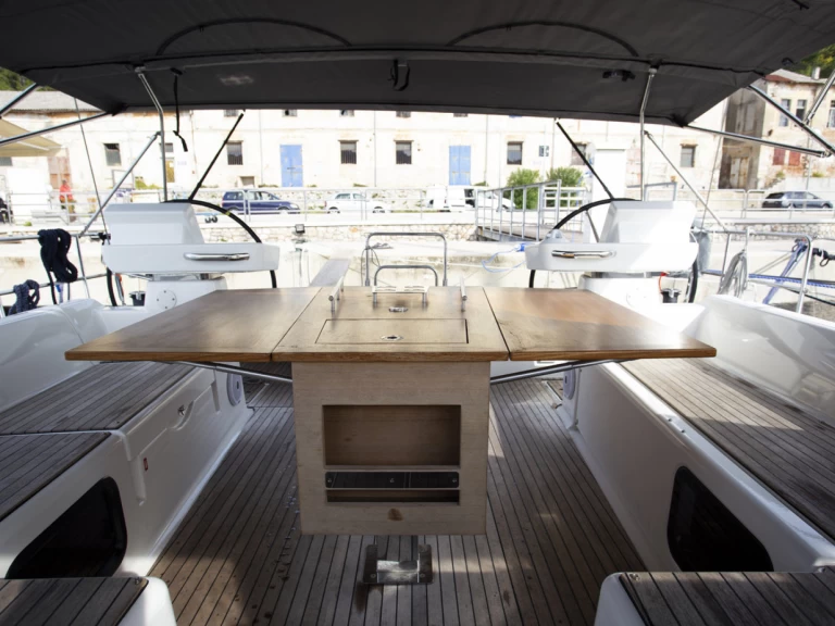 Noleggiare una Dufour Dufour 520 Grand Large a Pola