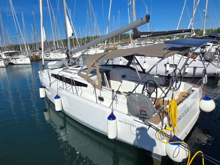 Noleggio barche Jeanneau Sun Odyssey 380 a Pola su Samboat