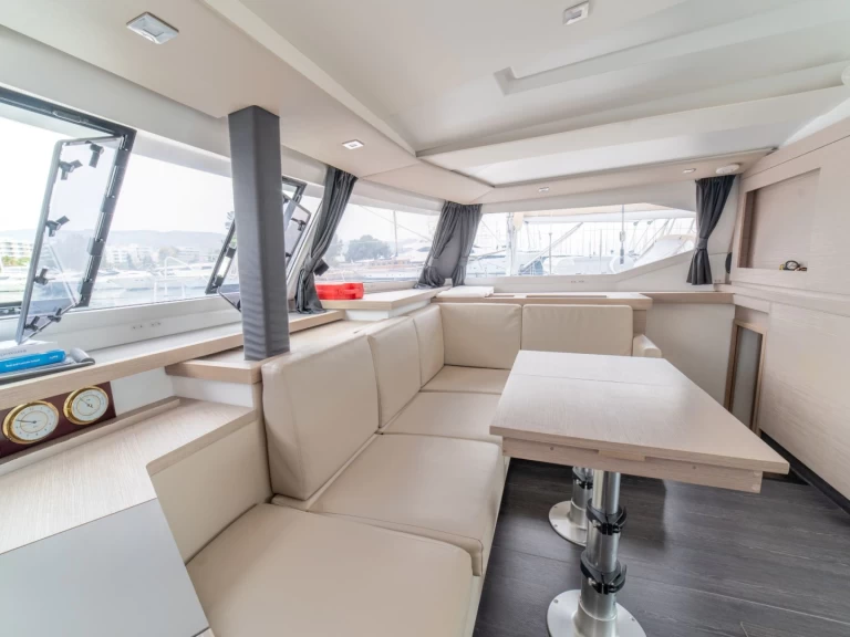 Noleggiare una Fountaine Pajot Astrea 42 a Gouviá