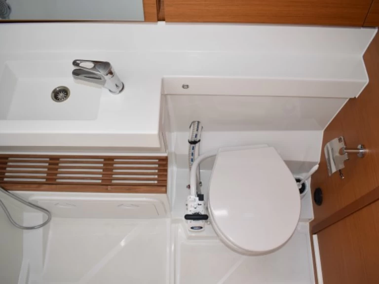 Noleggio Barca a vela Jeanneau con patente nautica