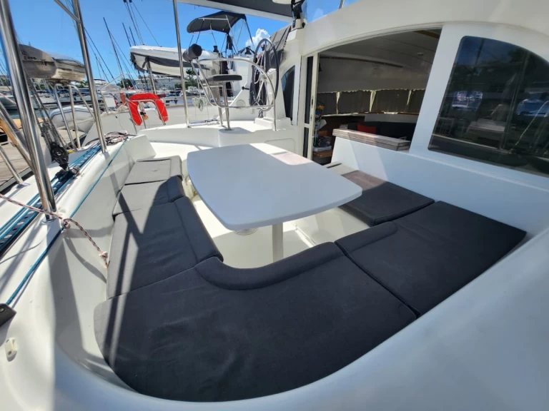 Noleggio Catamarano Bénéteau con patente nautica