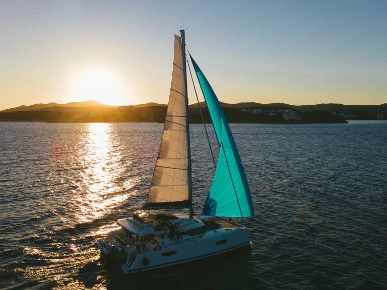 Noleggio barche Lávrio economico Fountaine Pajot 47 SAONA LUX (GEN,AC,WATERMAKER)