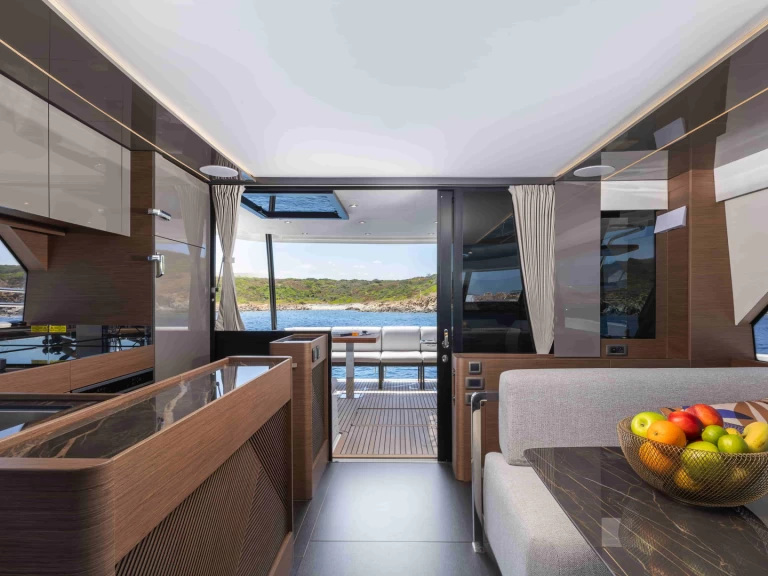 Noleggio Barca a motore con o senza skipper Prestige a Cugnana Verde