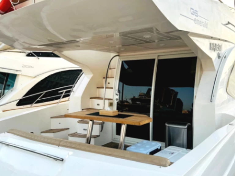 Noleggiare una Gulf Craft - Majesty Yachts Majesty 44 a Dubai Marina