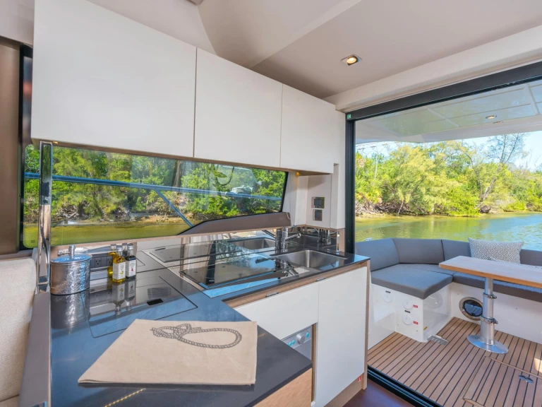 Noleggio Barca a motore con o senza skipper Prestige a Castellammare di Stabia