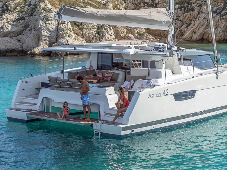 Noleggio Catamarano Fountaine Pajot con patente nautica