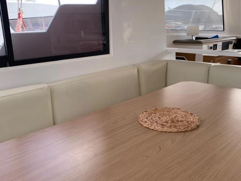 Catamarano a noleggio a Perigiali al miglior prezzo