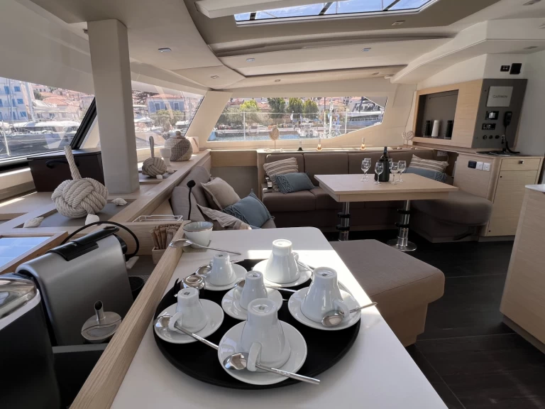 Noleggiare una Fountaine Pajot Aura 51 a Perigiali