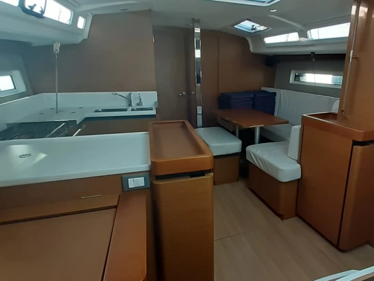 Noleggio barche Jeanneau Sun Odyssey 440 a Olbia su Samboat
