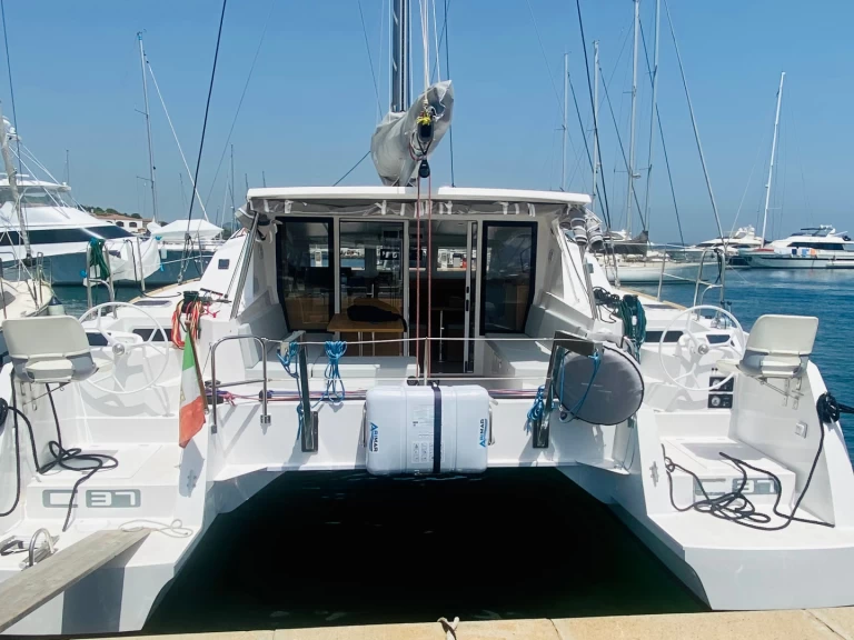 Noleggiare una  C-CAT 37 a Olbia