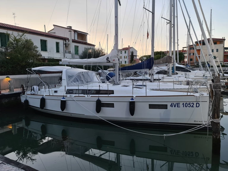 Bénéteau Oceanis 38 (3/2) da affittare a  Olbia