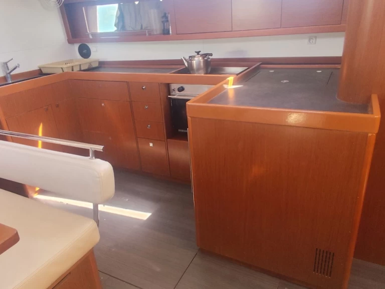 Noleggiare una Bénéteau Oceanis 48 a Gouviá