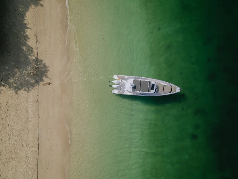 Noleggio Barca a motore a Phuket (City) – Axopar 37 T-Top