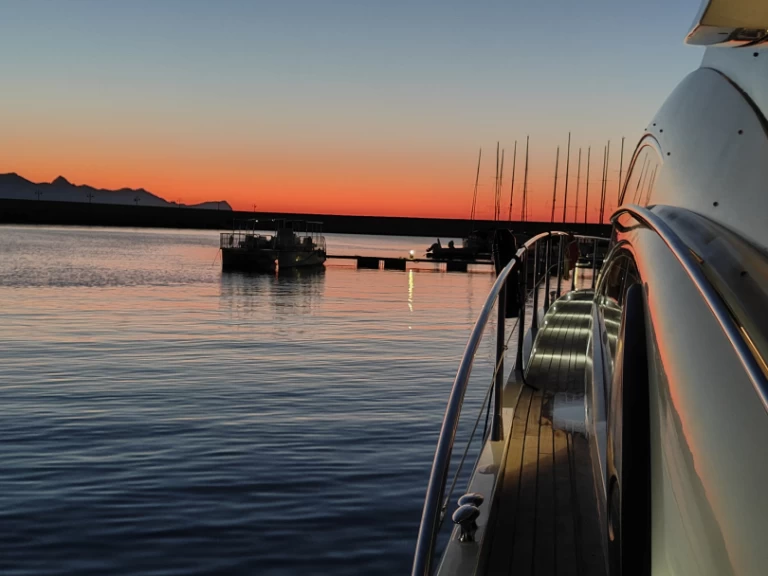 Noleggio Yacht di lusso Sunseeker con patente nautica