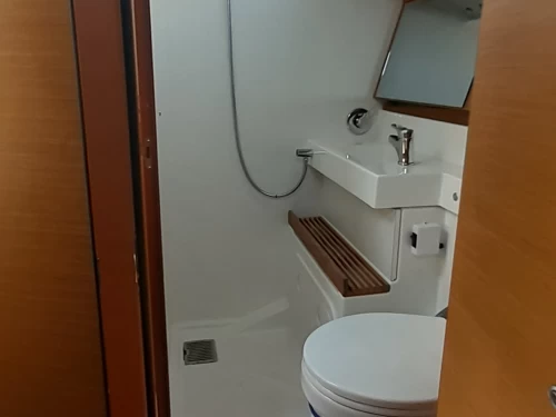 Noleggio Barca a vela Jeanneau con patente nautica