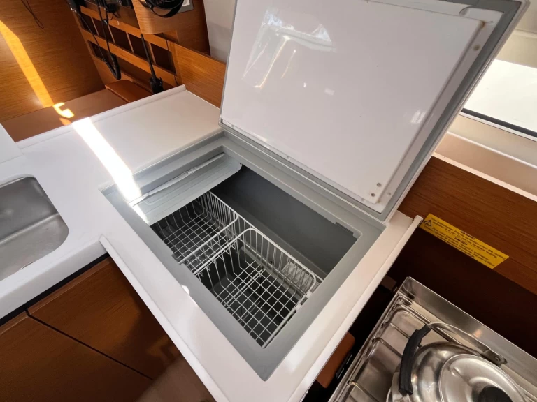 Noleggio Barca a vela Jeanneau con patente nautica