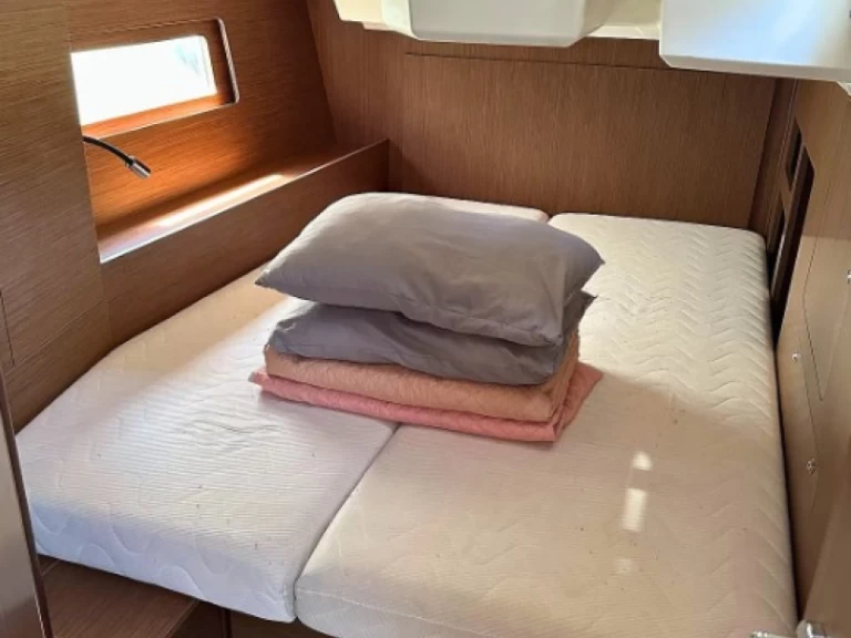 Barca a vela a noleggio a Álimos al miglior prezzo