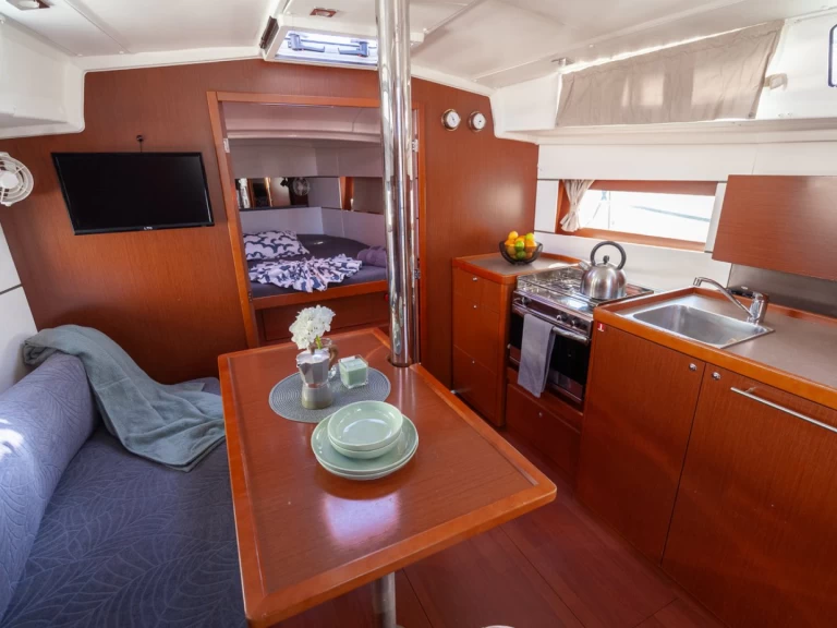 Noleggio Barca a vela a Pola – Bénéteau Oceanis 38.1